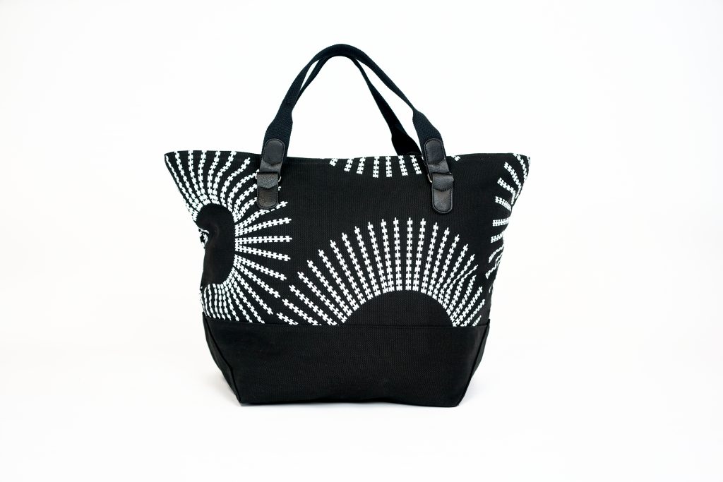 Shoreline Tote in Black and White