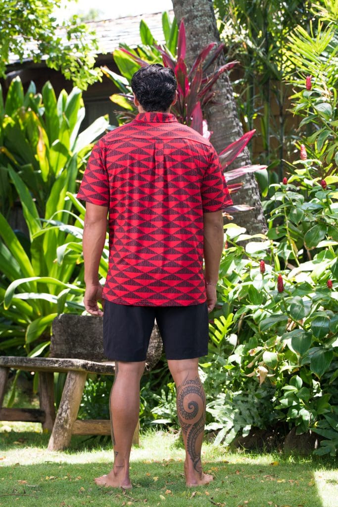 Male model wearing Golf Aloha Pullover in Chinese Red-Black Mauna Pattern - Back View