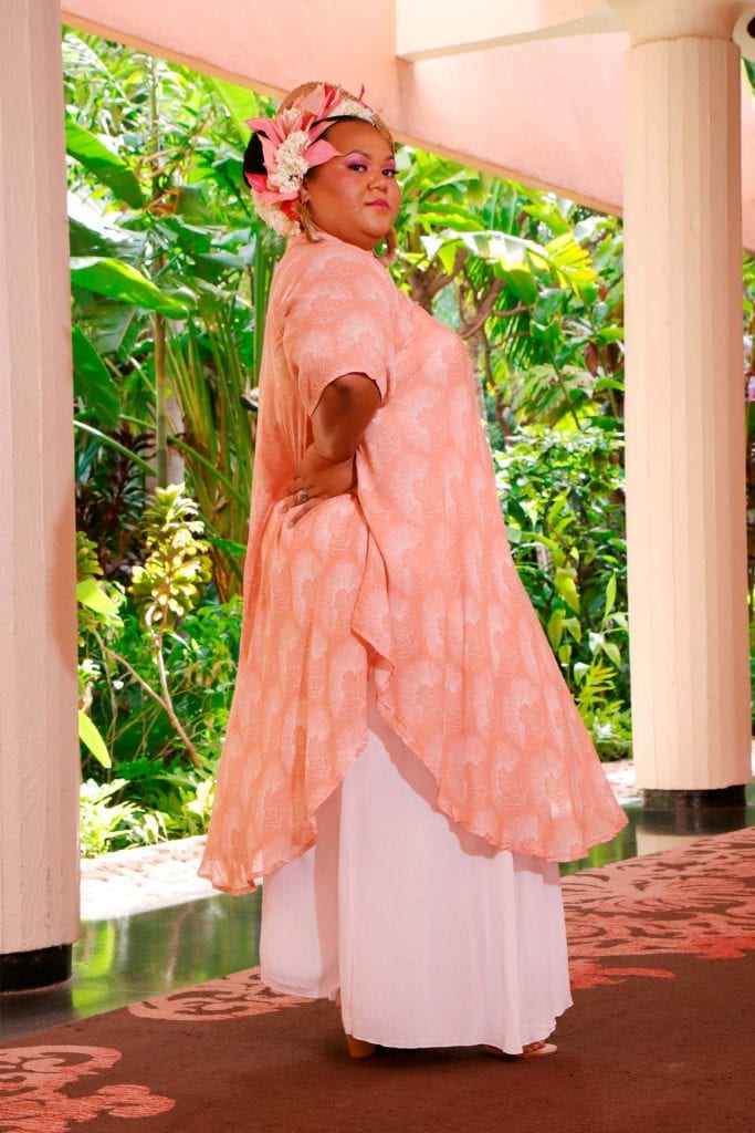 Female model wearing a Koali in Kalihilehua Pattern and Lotus-Ash Rose Color - Side View