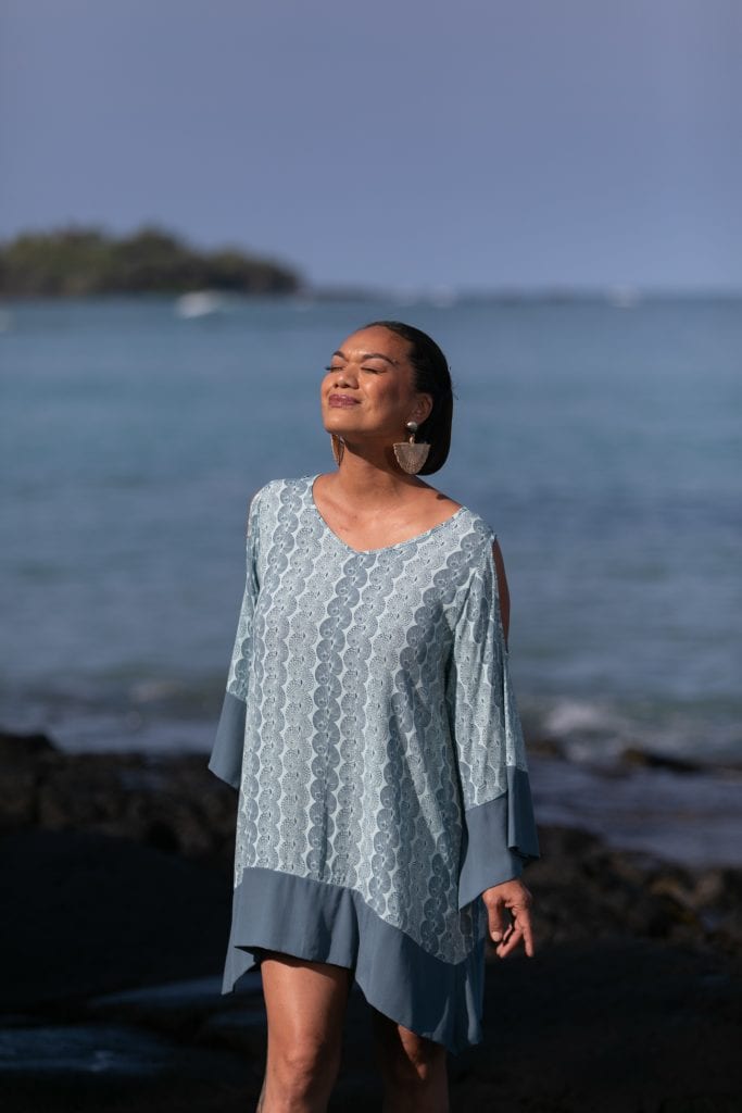 Female model wearing Kamakana Top w/ Pockets in a Lei Kupee Print and Blue Tint/Real Teal Color - Front View
